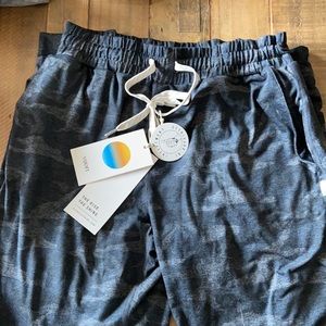 Vuori Women’s Camo Performance Joggers - size Small